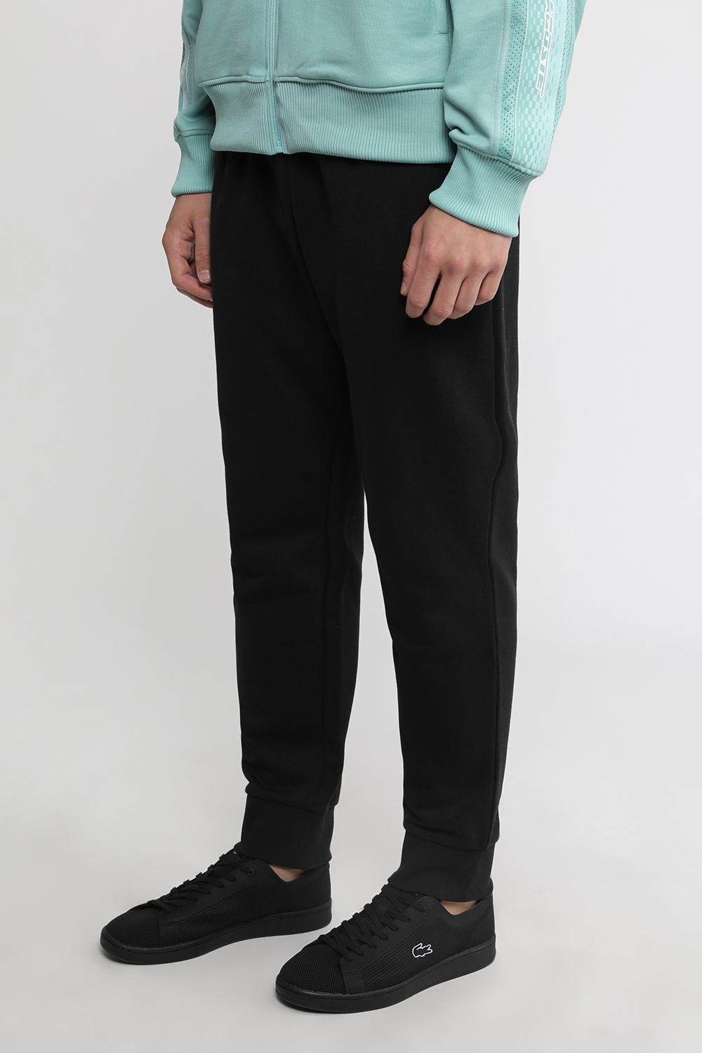 תמונת כל הלוק של נעלי סניקרס